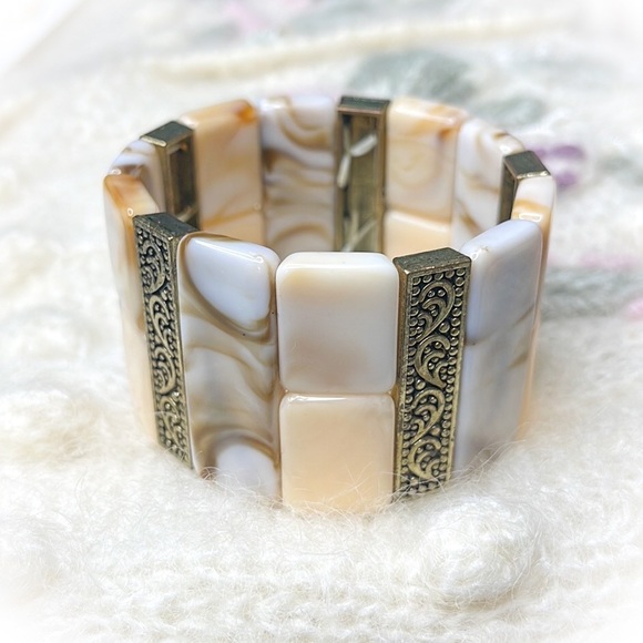 💕Beautiful Vintage Stretch Bracelet Cream and Gold Tone💕 - Picture 4 of 5